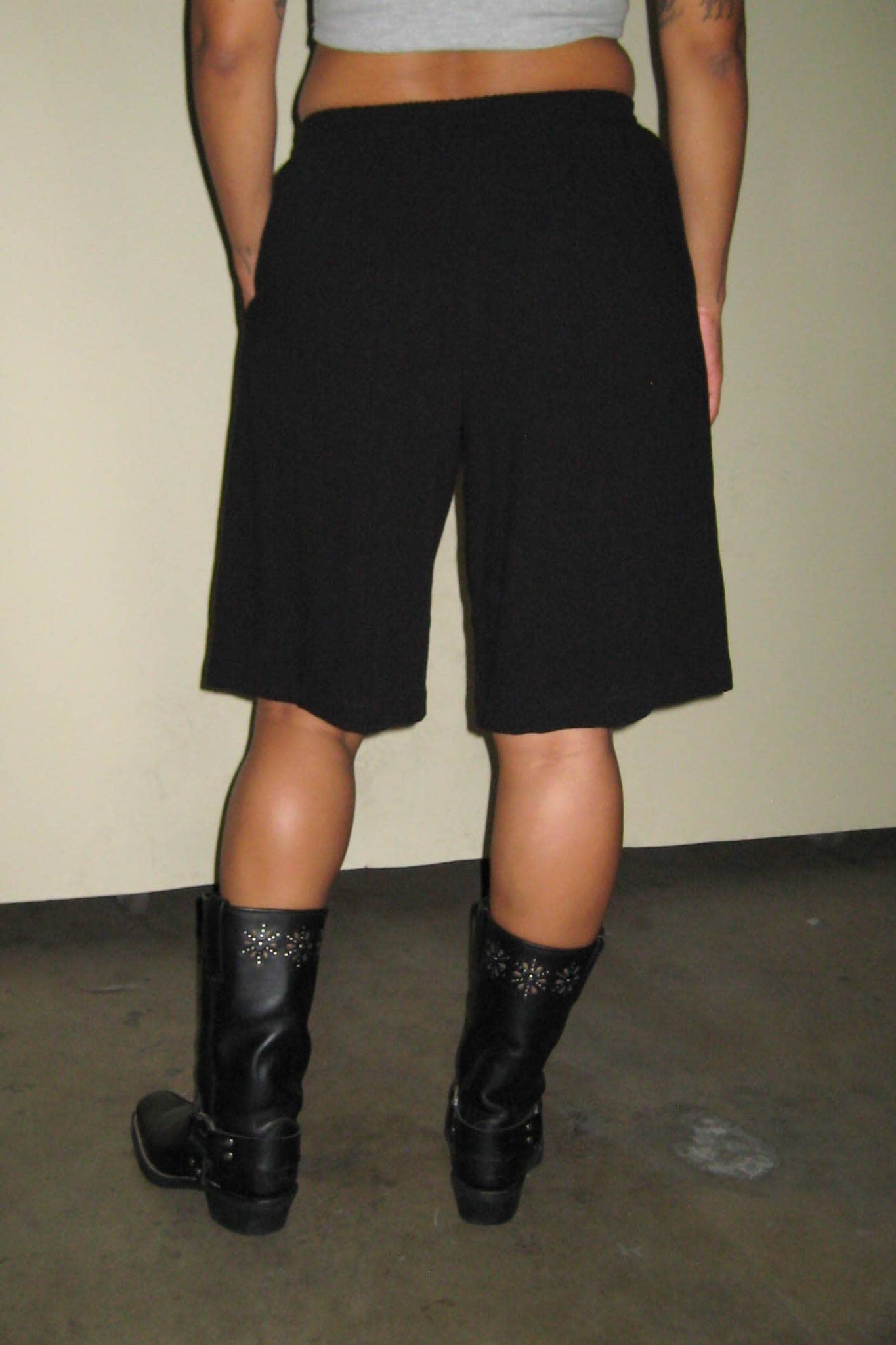 Harper Linen Knee Shorts | Black